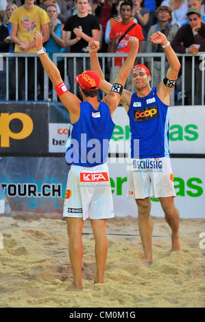 Sascha Heyer (retour) et Sébastien Chevallier (avant). L'équipe Sascha Heyer - Sébastien Chevallier remporte la finale par rapport à l'équipe Martin Laciga - Jonas Weingart au Swiss beach-volley (Championchip Coop Beachtour) à Berne, Suisse. Banque D'Images