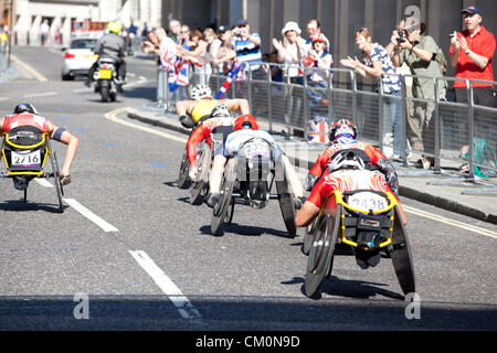 Menant ici est le Kurt Fearnley qui a remporté le bronze, le Japonais Masazumi Soejima qui sont arrivés 4ème et l'équipe Go's David Weir qui a remporté l'or. Banque D'Images