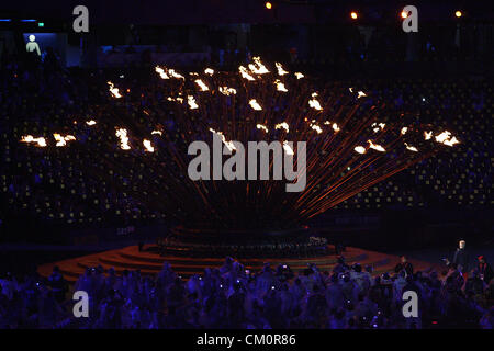 09.09.2012 Londres, Angleterre. Le chaudron est abaissée et la flamme paralympique est éteinte lors de la cérémonie de clôture des Jeux Paralympiques de 2012 à Londres Banque D'Images