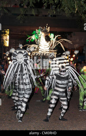 Londres, Angleterre, Royaume-Uni. Dimanche 9 septembre 2012. Le groupe de carnaval des Mandiga Arts. La nuit défilé a conclu les deux jours du Festival de la Tamise dans le centre de Londres. Banque D'Images