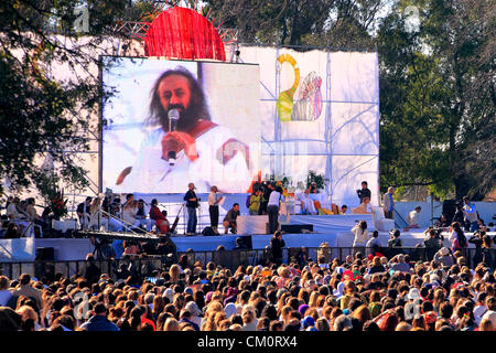 Buenos Aires, 9 septembre , 2012. Sri Sri Ravi Shankar (gourou indien et fondateur de 'l'Art de Vivre' Foundation) et public dans une session de méditation massive, organisée par le gouvernement de la ville de Buenos Aires, et transmis de forêts Palermo, Buenos Aires, Argentine. Banque D'Images