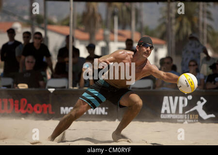 7 septembre 2012 - Santa Barbara, CA, USA - Santa Barbara, Californie - 7 septembre 2012 - Sean Rosenthall jouant avec son partenaire Jake Gibb, creuse un disque-driven balle d'adversaires Braidy Halverson/Ty Loomis dans l'AVP Championnats Beach tournoi de beach volley organisé à West Beach, Santa Barbara, CA. C'est le deuxième tournoi organisé par l'AVP nouvellement réformé, après qu'ils ont dû fermer leurs portes il y a plus de deux ans. Gibb/Rosenthall a remporté le match 21-12, 21-16. Photo par Wally Nell/Zuma (Image Crédit : © Wally Nell/ZUMAPRESS.com) Banque D'Images