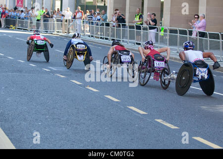 Londres, Royaume-Uni. Le 9 septembre 2012. Course le long de Newgate Street dans la ville de Londres, de gauche à droite, Sandra Graf (Suisse, médaille d'or), Shelly Woods (équipe Go, argent) , USA's Shirley Reilly (Gold Medal), USA's Amanda McGrory (4e), inconnu Banque D'Images