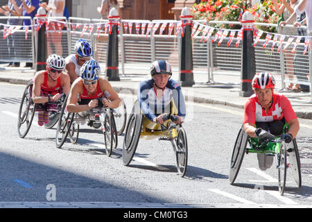 Londres, Royaume-Uni. Le 9 septembre 2012. Course le long de Warwick Road près de St Pauls Cathedral dans la ville de Londres, de la droite vers la gauche, Sandra Graf (Suisse, médaille d'or), Shelly Woods (équipe Go, argent) , USA's Shirley Reilly (Gold Medal), USA's Amanda McGrory (4e), inconnu Banque D'Images