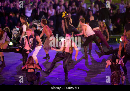 Les interprètes chantent et dansent sur scène lors de la cérémonie de clôture des Jeux Paralympiques de Londres 2012 Banque D'Images