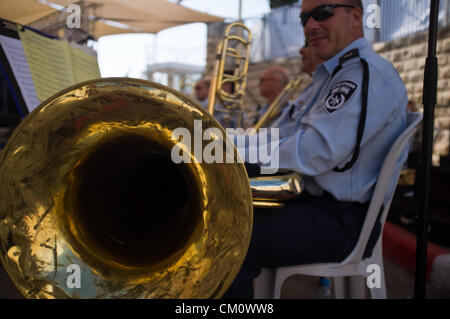 Jérusalem, Israël. 10 septembre 2012. Un joueur de tuba à partir de la bande de la Police israélienne se prépare à jouer lors d'une cérémonie tenue au siège national de la police israélienne. Jérusalem, Israël. 10-Septembre-2012. Ministre de la sécurité intérieure, Yitzhak Aharonovitch, commissaire de police Yohanan Danino, Le Grand Rabbin Yona Metzger, dirigeants, familles et amis, monter à la veille du Nouvel An juif, Roch Hachana, pour célébrer les promotions et la nouvelle année. Banque D'Images