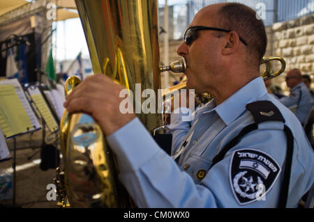 Jérusalem, Israël. 10 septembre 2012. Musique de la Police d'Israël joue lors d'une cérémonie tenue au siège national de la police israélienne. Jérusalem, Israël. 10-Septembre-2012. Ministre de la sécurité intérieure, Yitzhak Aharonovitch, commissaire de police Yohanan Danino, Le Grand Rabbin Yona Metzger, dirigeants, familles et amis, monter à la veille du Nouvel An juif, Roch Hachana, pour célébrer les promotions et la nouvelle année. Banque D'Images