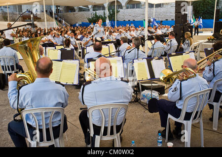 Jérusalem, Israël. 10 septembre 2012. Musique de la Police d'Israël joue lors d'une cérémonie tenue au siège national de la police israélienne. Jérusalem, Israël. 10-Septembre-2012. Ministre de la sécurité intérieure, Yitzhak Aharonovitch, commissaire de police Yohanan Danino, Le Grand Rabbin Yona Metzger, dirigeants, familles et amis, monter à la veille du Nouvel An juif, Roch Hachana, pour célébrer les promotions et la nouvelle année. Banque D'Images