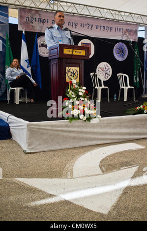 Jérusalem, Israël. 10 septembre 2012. Commissaire de police Yohanan Danino félicite les officiers promus dans les rangs et souhaite à tous réuni une bonne année à la police israélienne, l'Administration centrale. Jérusalem, Israël. 10-Septembre-2012. Ministre de la sécurité intérieure, Yitzhak Aharonovitch, commissaire de police Yohanan Danino, Le Grand Rabbin Yona Metzger, dirigeants, familles et amis, monter à la veille du Nouvel An juif, Roch Hachana, pour célébrer les promotions et la nouvelle année. Banque D'Images