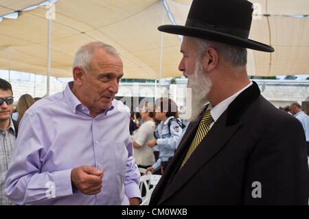 Jérusalem, Israël. 10 septembre 2012. Ministre de la sécurité intérieure Yitzhak Aharonovitch et le Grand Rabbin Yona Metzger mots change au siège national de la police israélienne. Jérusalem, Israël. 10-Septembre-2012. Ministre de la sécurité intérieure, Yitzhak Aharonovitch, commissaire de police Yohanan Danino, Le Grand Rabbin Yona Metzger, dirigeants, familles et amis, monter à la veille du Nouvel An juif, Roch Hachana, pour célébrer les promotions et la nouvelle année. Banque D'Images