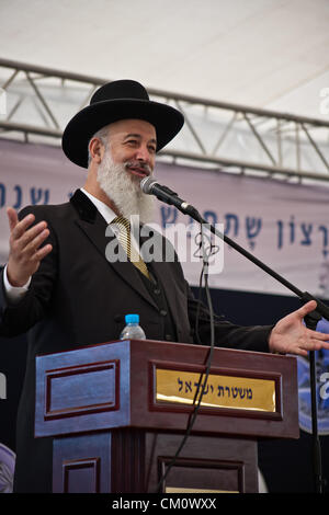 Jérusalem, Israël. 10 septembre 2012. Le Grand Rabbin Yona Metzger souhaite que les participants, invités et toute la nation des juifs une douce et fructueuse nouvelle année à la police israélienne, l'Administration centrale. Jérusalem, Israël. 10-Septembre-2012. Ministre de la sécurité intérieure, Yitzhak Aharonovitch, commissaire de police Yohanan Danino, Le Grand Rabbin Yona Metzger, dirigeants, familles et amis, monter à la veille du Nouvel An juif, Roch Hachana, pour célébrer les promotions et la nouvelle année. Banque D'Images