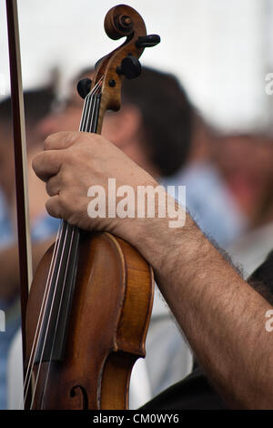 Jérusalem, Israël. 10 septembre 2012. Un violoniste tient son violon après avoir joué lors d'une cérémonie au siège national de la police israélienne. Jérusalem, Israël. 10-Septembre-2012. Ministre de la sécurité intérieure, Yitzhak Aharonovitch, commissaire de police Yohanan Danino, Le Grand Rabbin Yona Metzger, dirigeants, familles et amis, monter à la veille du Nouvel An juif, Roch Hachana, pour célébrer les promotions et la nouvelle année. Banque D'Images