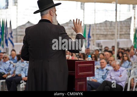 Jérusalem, Israël. 10 septembre 2012. Le Grand Rabbin Yona Metzger souhaite que les participants, invités et toute la nation des juifs une douce et fructueuse nouvelle année à la police israélienne, l'Administration centrale. Jérusalem, Israël. 10-Septembre-2012. Ministre de la sécurité intérieure, Yitzhak Aharonovitch, commissaire de police Yohanan Danino, Le Grand Rabbin Yona Metzger, dirigeants, familles et amis, monter à la veille du Nouvel An juif, Roch Hachana, pour célébrer les promotions et la nouvelle année. Banque D'Images