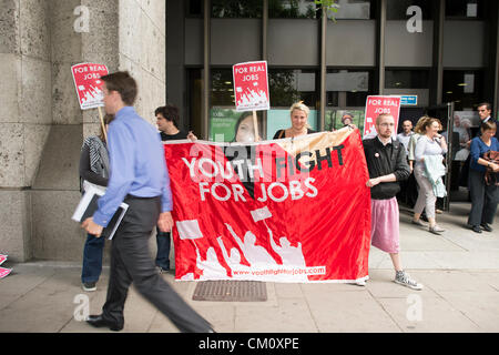 Les bureaux de travail de Doha, Caxton House, Londres, Royaume-Uni. 10 septembre 2012. Quatre manifestants tourner jusqu'à protester contre le gouvernement pour l'emploi des jeunes travailleurs au salaire minimum. Une grande manifestation a eu lieu à la conférence du TUC à Brighton hier. Crédit : La Farandole Stock Photo / Alamy Live News Banque D'Images