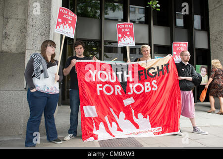 Les bureaux de travail de Doha, Caxton House, Londres, Royaume-Uni. 10 septembre 2012. Quatre manifestants tourner jusqu'à protester contre le gouvernement pour l'emploi des jeunes travailleurs au salaire minimum. Une grande manifestation a eu lieu à la conférence du TUC à Brighton hier. Crédit : La Farandole Stock Photo / Alamy Live News Banque D'Images