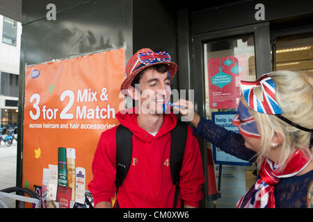 Le Strand, London, UK. 10 septembre 2012. Les foules étaient en force à accueillir les athlètes olympiques au cours de la procession de 21 flotteurs transportant des membres de l'équipe Go et leurs médailles. Banque D'Images