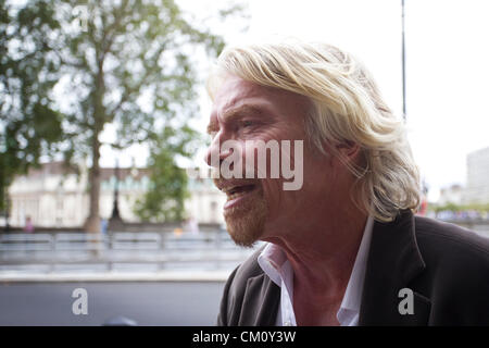 Sir Richard Branson, président de Virgin Group arrivant à Portcullis House d'être interrogée par la Commission au sujet du transport Sélectionnez West Coast Main Line franchise. Banque D'Images