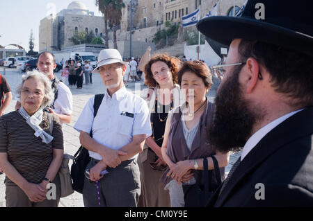 Hibakusha, Hiroshima, les enfants survivants sont accueillis par le rabbin Shmuel Rabinovitz au Mur occidental. Jérusalem, Israël. 10-Septembre-2012. Hibakusha, survivants de l'août 6th, 1945 bombardement de Hiroshima, visiter Israël pour promouvoir l'abolition nucléaire. L'appel "pas plus Hiroshimas, pas plus Nagasakis !" ils mettent leurs prières entre les pierres du Kotel. Banque D'Images