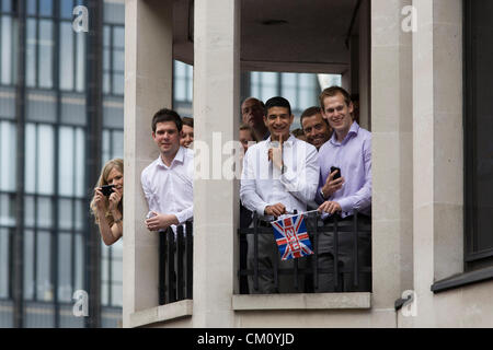 Londres, 10 septembre 2012. Les employés de bureau regarder la parade olympique de leur balcon de la ville comme des milliers de spectateurs bordent les rues de la capitale à l'honneur 800 de l'TeamGB des athlètes olympiques et paralympiques. Or la génération d'athlètes à son tour dit merci à ses disciples olympiques, rendant hommage à Londres et un plus grand que la Grande-Bretagne jusqu'à un million de personnes étaient alignés sur la rue pour célébrer le "plus grand" sporting summer et facturé d'être la plus grande fête sportive jamais vu au Royaume-Uni. Banque D'Images