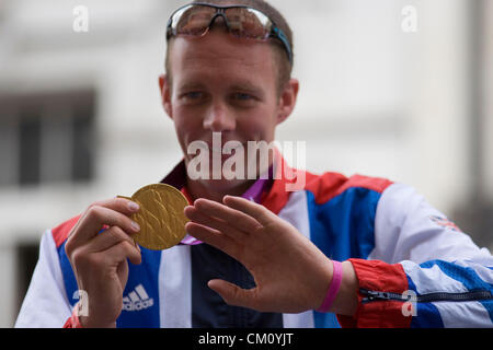 Londres, 10 septembre 2012. Le paralympien Richard Whitehead le 200m masculin T42 olympique montre sa médaille d'or de la journée après la fin de la London 2012 Jeux paralympiques des milliers de spectateurs bordent les rues de la capitale en l'honneur de 800 athlètes du TeamGB et paralympiques. Or la génération d'athlètes à son tour dit merci à ses disciples olympiques, rendant hommage à Londres et un plus grand que la Grande-Bretagne jusqu'à un million de personnes étaient alignés sur la rue pour célébrer la 'plus grand' sporting summer et facturé d'être la plus grande fête sportive jamais vu au Royaume-Uni. Banque D'Images