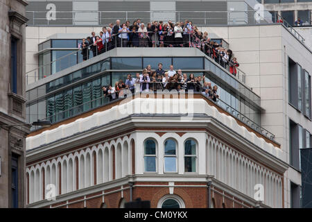 Londres, 10 septembre 2012. Les employés de bureau regarder la parade olympique de leur balcon de la ville comme des milliers de spectateurs bordent les rues de la capitale à l'honneur 800 de l'TeamGB des athlètes olympiques et paralympiques. Banque D'Images