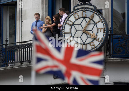 Londres, 10 septembre 2012. Les employés de bureau regarder la parade olympique de leur balcon de la ville comme des milliers de spectateurs bordent les rues de la capitale en l'honneur de 800 athlètes du TeamGB et paralympiques. Or la génération d'athlètes à son tour dit merci à ses disciples olympiques, rendant hommage à Londres et un plus grand que la Grande-Bretagne jusqu'à un million de personnes étaient alignés sur la rue pour célébrer le "plus grand" sporting summer et facturé d'être la plus grande fête sportive jamais vu au Royaume-Uni. Banque D'Images