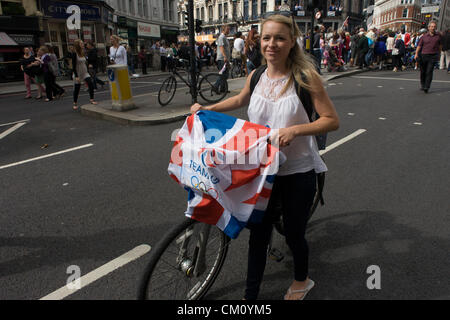 Londres, 10 septembre 2012. Ventilateur olympique quitte le défilé des athlètes dans la ville de Londres. Le jour après la fin de la London 2012 Jeux paralympiques, des milliers de spectateurs bordent les rues de la capitale en l'honneur de 800 athlètes du TeamGB et paralympiques. Or la génération d'athlètes à son tour dit merci à ses disciples olympiques, rendant hommage à Londres et un plus grand que la Grande-Bretagne jusqu'à un million de personnes étaient alignés sur la rue pour célébrer le "plus grand" sporting summer et facturé d'être la plus grande fête sportive jamais vu au Royaume-Uni. Banque D'Images