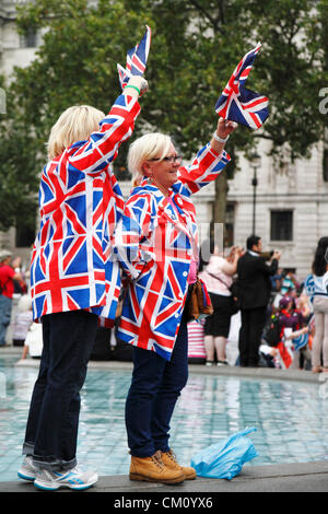 Deux femmes spectateurs vêtus de vestes drapeau Union européenne à Trafalgar Square cheer parade olympique et paralympique. Londres, Royaume-Uni. 10 Septembre, 2012. Banque D'Images