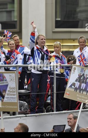 London, UK, lundi 10 septembre 2012. Sophie Christiansen célèbre le succès du TeamGB sur une procession de flotte à travers le centre de Londres, dans le cadre de l'équipe de Londres 2012 Athlètes GO Revue de la victoire. Banque D'Images