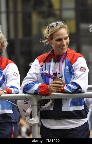 London, UK, lundi 10 septembre 2012. Zara Phillips célèbre le succès du TeamGB sur une procession de flotte à travers le centre de Londres, dans le cadre de l'équipe de Londres 2012 Athlètes GO Revue de la victoire. Banque D'Images