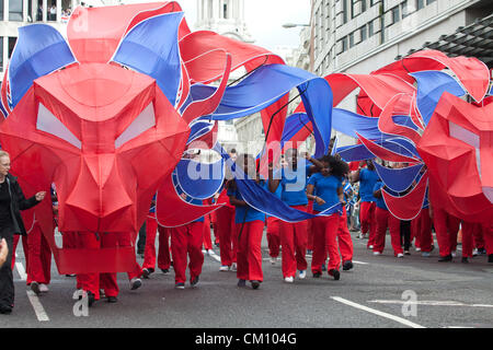 10 Septembre, 2012. London UK. Des milliers de spectateurs bordent les rues de Londres pour célébrer les réalisations des athlètes olympiques et paralympiques de l'équipe de GO Banque D'Images