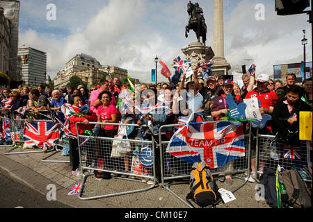 10.09.2012. Trafalgar Square Londres Angleterre Grande-bretagne Olympics &AMP ; nos athlètes paralympiques équipe plus grande Parade.Les images prises à Trafalgar Square Londres Jeux Olympiques de l'équipe Go foule &AMP ; l'équipe paralympique de parade à la Mansion House Mall Londres Banque D'Images