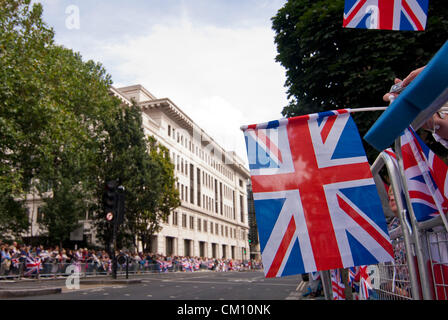 Londres 2012 Les athlètes de l'équipe, notre plus grande Parade, 10 septembre 2012 - Cannon Street, près de la cathédrale St Paul - la foule attendre pour les athlètes d'arriver Banque D'Images