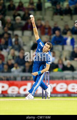 10.09.2012 Manchester, Angleterre. L'Angleterre et Middlesex dvd Steven Finn à bowling action pendant la NatWest vingt20 international de cricket entre l'Angleterre et l'Afrique de l'Old Trafford. Banque D'Images