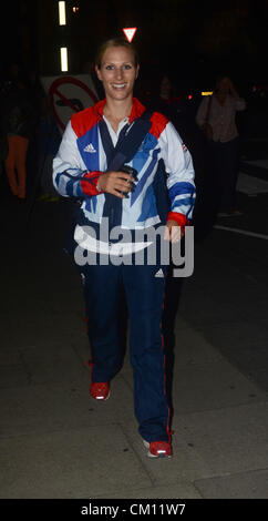 Londres, Royaume-Uni. 10 septembre 2012. Zara Phillips a remporté la médaille d'argent à l'équestre de Londres 2012 et fille de la princesse Anne rentre chez elle après la victoire de l'équipe Go Parade, encore vêtue de son uniforme de l'équipe Go. Banque D'Images