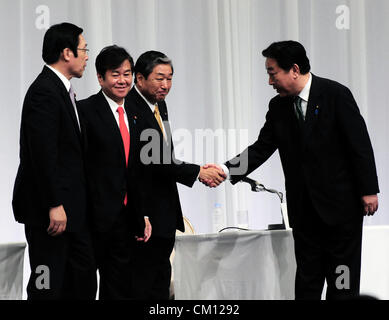 Le 11 septembre 2012 - Tokyo, Japon - Le Premier Ministre japonais Yoshihiko Noda (R), avec l'ancien l'agriculture, la foresterie et le ministre des Pêches, MICHIHIKO KANO (L), à gauche, l'ancien ministre des Affaires internes et des communications KAZUHIRO HARAGUCHI (2L), et ancien de l'Agriculture, des forêts et le ministre des Pêches, HIROTAKE AKAMATSU (2e R) au cours d'une conférence de presse conjointe par les candidats de l'élection présidentielle du parti démocrate du Japon, le lundi, 10 septembre 2012 à Tokyo, Japon. (Crédit Image : © Hajime Takashi/Jana Press/ZUMAPRESS.com) Banque D'Images
