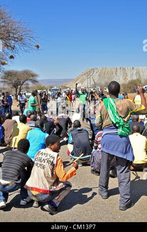 RUSTENBURG, AFRIQUE DU SUD : les travailleurs de la mine de Lonmin mars à trois différentes mines exigeant la fermeture des arbres et les travailleurs de les rejoindre dans leur masse salariale grève le 10 septembre 2012 à Rustenburg, Afrique du Sud. Les travailleurs protestent depuis plus de trois semaines. (Photo par Gallo Images / Dino Lloyd) Banque D'Images