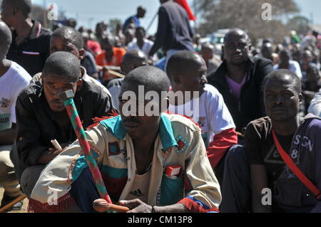 RUSTENBURG, AFRIQUE DU SUD : les travailleurs de la mine de Lonmin mars à trois différentes mines exigeant la fermeture des arbres et les travailleurs de les rejoindre dans leur masse salariale grève le 10 septembre 2012 à Rustenburg, Afrique du Sud. Les travailleurs protestent depuis plus de trois semaines. (Photo par Gallo Images / Dino Lloyd) Banque D'Images