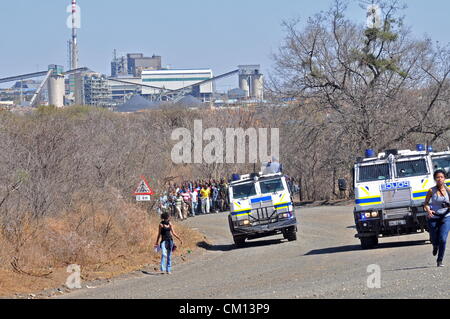 RUSTENBURG, AFRIQUE DU SUD : les travailleurs de la mine de Lonmin mars à trois différentes mines exigeant la fermeture des arbres et les travailleurs de les rejoindre dans leur masse salariale grève le 10 septembre 2012 à Rustenburg, Afrique du Sud. Les travailleurs protestent depuis plus de trois semaines. (Photo par Gallo Images / Dino Lloyd) Banque D'Images