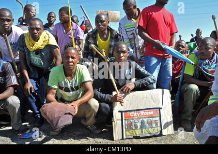 RUSTENBURG, AFRIQUE DU SUD : les travailleurs de la mine de Lonmin mars à trois différentes mines exigeant la fermeture des arbres et les travailleurs de les rejoindre dans leur masse salariale grève le 10 septembre 2012 à Rustenburg, Afrique du Sud. Les travailleurs protestent depuis plus de trois semaines. (Photo par Gallo Images / Dino Lloyd) Banque D'Images