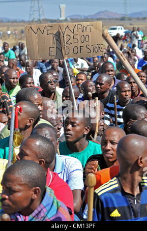 RUSTENBURG, AFRIQUE DU SUD : les travailleurs de la mine de Lonmin mars à trois différentes mines exigeant la fermeture des arbres et les travailleurs de les rejoindre dans leur masse salariale grève le 10 septembre 2012 à Rustenburg, Afrique du Sud. Les travailleurs protestent depuis plus de trois semaines. (Photo par Gallo Images / Dino Lloyd) Banque D'Images