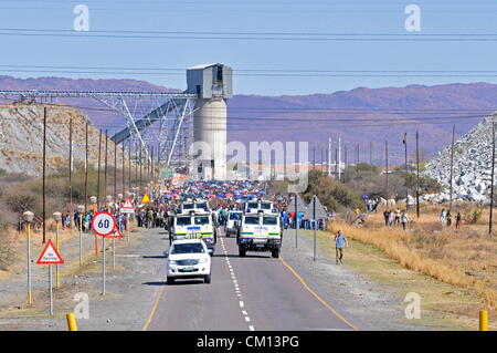 RUSTENBURG, AFRIQUE DU SUD : les travailleurs de la mine de Lonmin mars à trois différentes mines exigeant la fermeture des arbres et les travailleurs de les rejoindre dans leur masse salariale grève le 10 septembre 2012 à Rustenburg, Afrique du Sud. Les travailleurs protestent depuis plus de trois semaines. (Photo par Gallo Images / Dino Lloyd) Banque D'Images