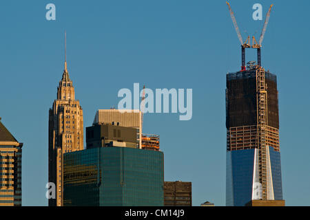 New York, USA. 11 septembre 2012. Vu de Brooklyn Heights, le One World Trade Center tower s'élève au-dessus de l'horizon de Manhattan, le matin du 11 septembre 2012. Le nouveau bâtiment reste un travail en cours sur le 11e anniversaire du 11 septembre 2001, les attentats terroristes qui a rasé les tours du World Trade Center, qui se tenait sur le même site. Crédit : Joseph Reid / Alamy Live News Banque D'Images