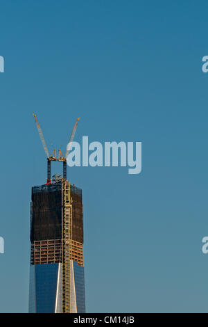 New York, USA. 11 septembre 2012. Vu de Brooklyn Heights, le One World Trade Center tower s'élève au-dessus de l'horizon de Manhattan, le matin du 11 septembre 2012. Le nouveau bâtiment reste un travail en cours sur le 11e anniversaire du 11 septembre 2001, les attentats terroristes qui a rasé les tours du World Trade Center, qui se tenait sur le même site. Crédit : Joseph Reid / Alamy Live News Banque D'Images