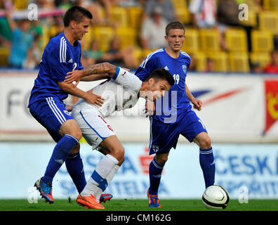 De gauche à droite : Jukka Raitala (FIN), Vaclav Kadlec (CZE) et Alexander (FIN) pendant un match de football amical joué à Teplice, République tchèque, le jeudi, 11 septembre 2012. (Photo/CTK Michal Kamaryt) Banque D'Images