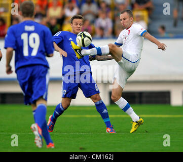 Michal Kadlec (CZE, droite) et Mika Vayrynen (FIN) pendant un match de football amical joué à Teplice, République tchèque, le jeudi, 11 septembre 2012. (Photo/CTK Michal Kamaryt) Banque D'Images