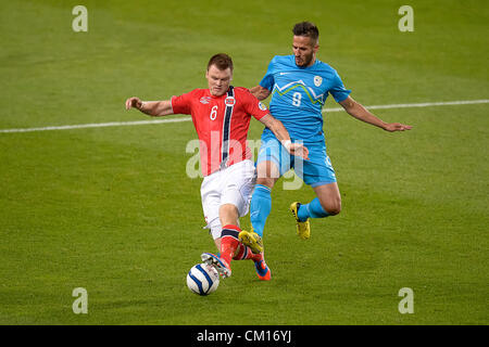 11.09.2012 Oslo, Norvège John Arne Riise de Norvège (L) efface de Zlatan Bjorheim de Slovénie (R) au cours de l'UEFA Coupe du monde 2014 match qualificatif entre la Norvège et la Slovénie à l'Ullevaal Stadion d'Oslo, Norvège Banque D'Images