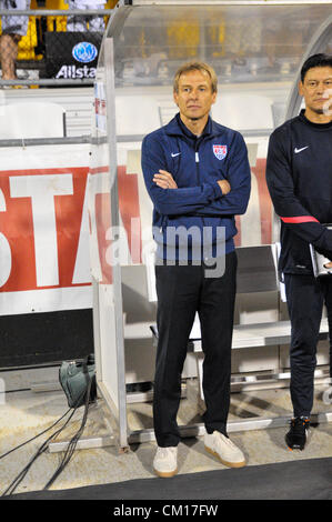 Columbus, Ohio, USA. 11 septembre 2012. L'entraîneur-chef Jurgen Klinsmann nous tient à l'abri en attendant le début de la jeu États-unis et la Jamaïque Banque D'Images