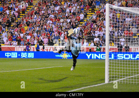 Columbus, Ohio, USA. 11 septembre 2012. La Jamaïque gardien Dwayne Miller peuvent seulement obtenir des doigts à Herculez Gomez's game winning free kick Banque D'Images