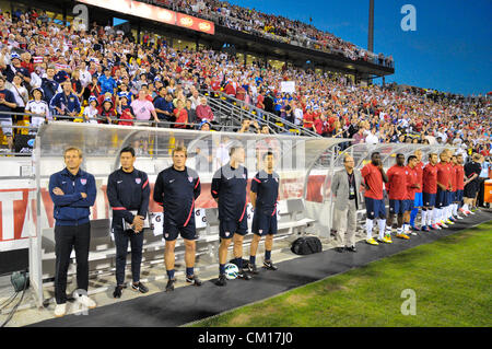 Columbus, Ohio, USA. 11 septembre 2012. Jurgen Klinsmann et le reste de l'équipe de mens nous attendent banc le début du jeu. Banque D'Images